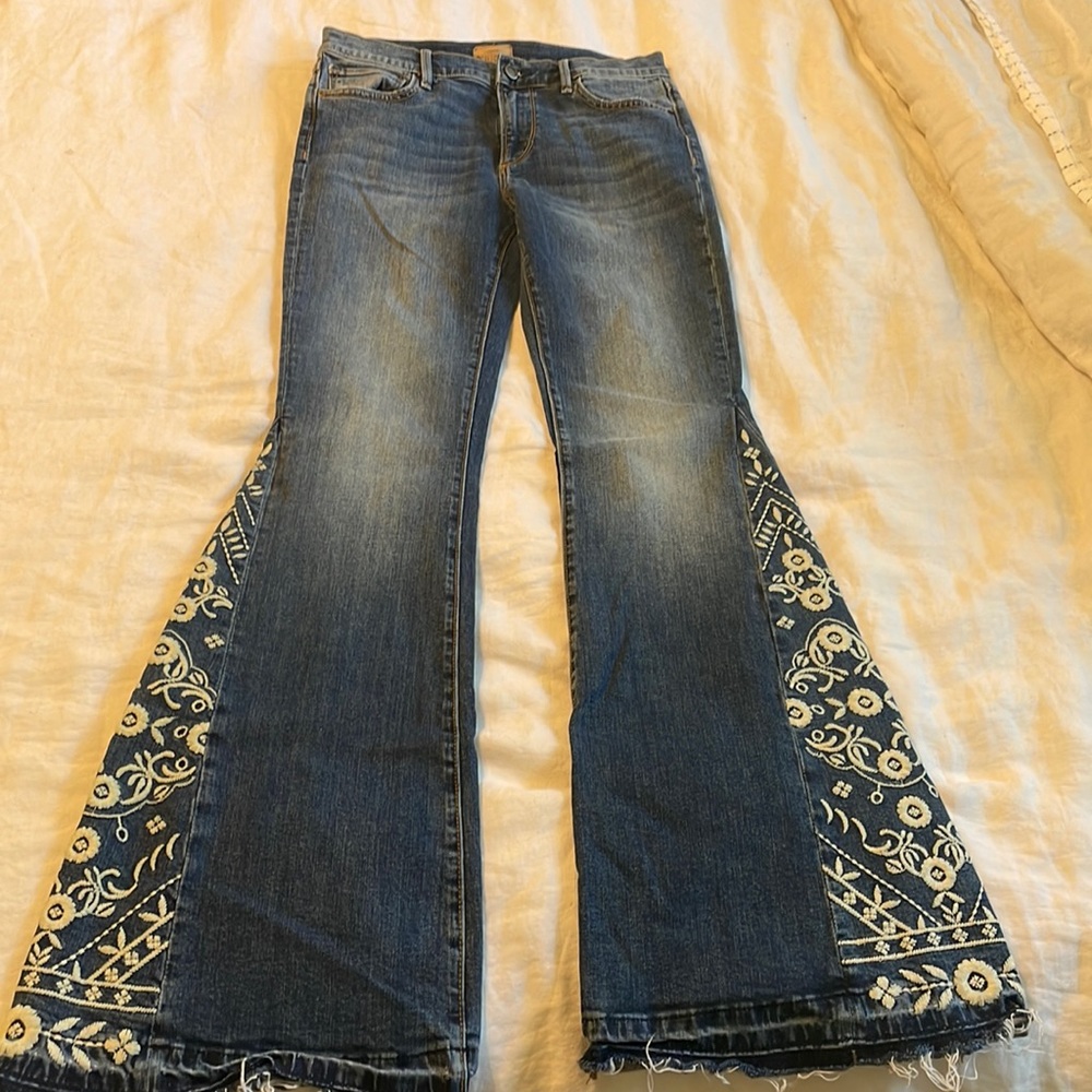 Driftwood embroidered flare leg jeans. Size 27